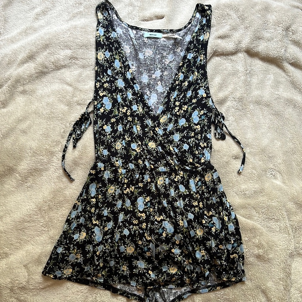 Urban Outfitters | Kimchi Blue Floral Romper!! V-neck with super cute open side!